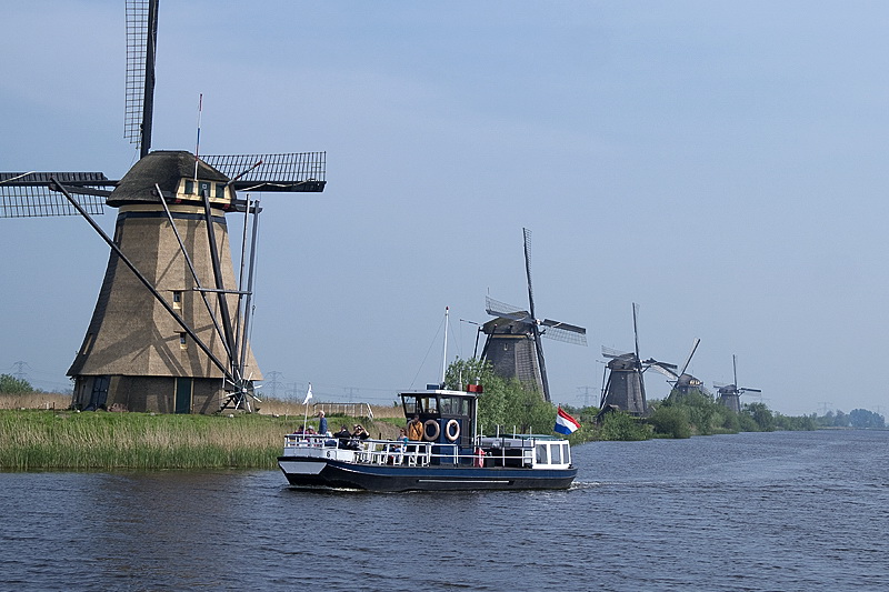 Holland 04-2014 ---20140425_0108 als Smart-Objekt-1 Kopie.jpg - Wer nicht so gut zu Fuss ist ,kann die Mühlenpromenade auch per Schiff genießen
